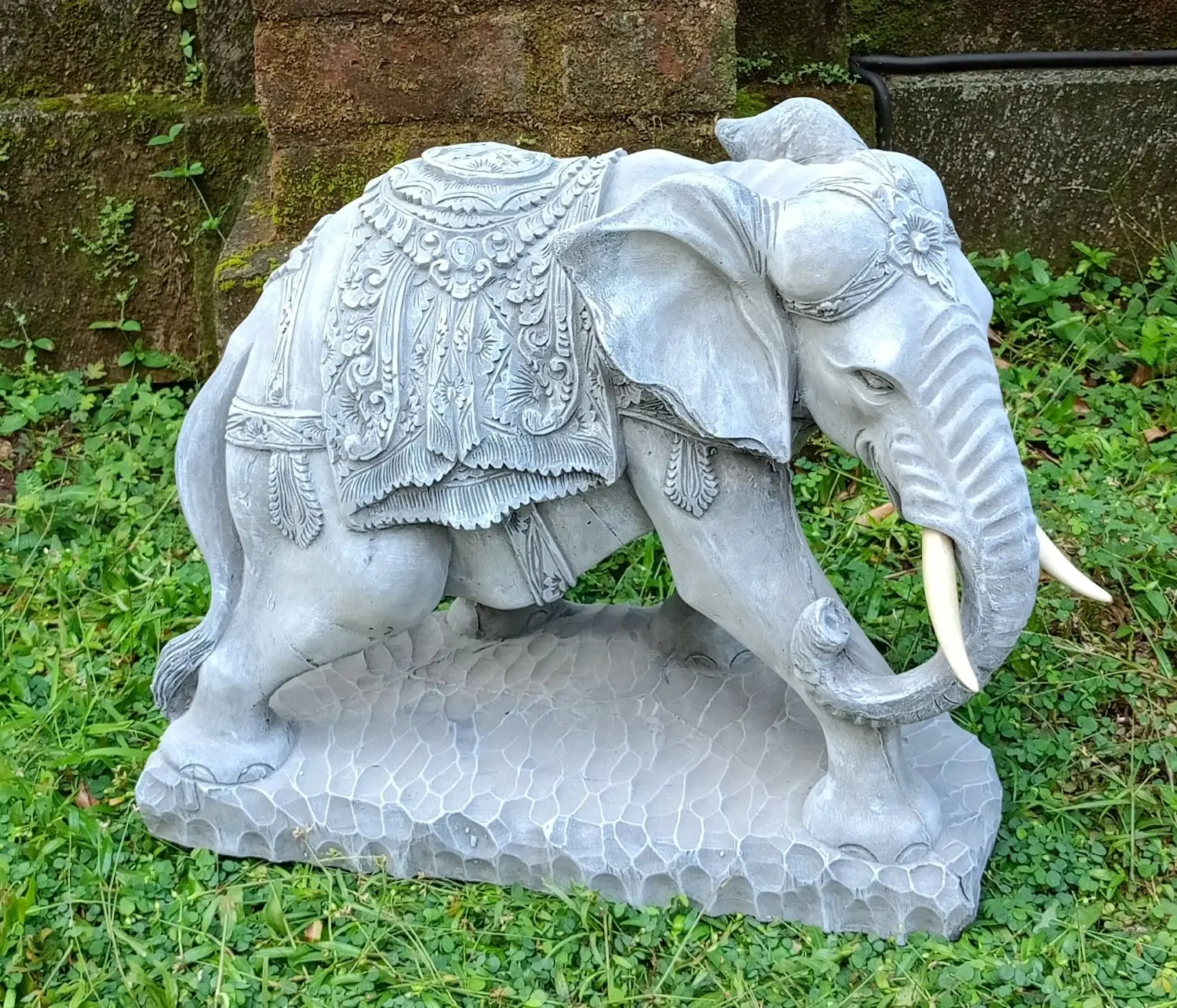 Artikelbild 1 des Artikels “Nandi - Kleiner Elefant, nach rechts gebogen, 45cm L | Steinguss “